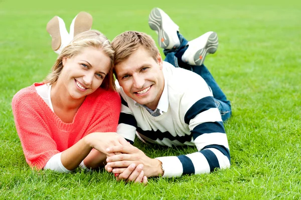Attraktivt leende unga par med stark bindning — Stockfoto