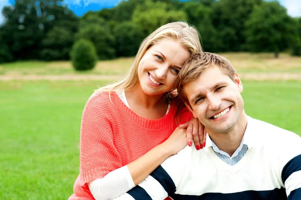 Mooie jonge paar opvallend een lachende pose — Stockfoto