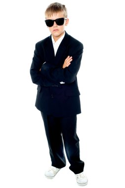 akıllıca giyinmiş genç bir çocuğun resmini profil