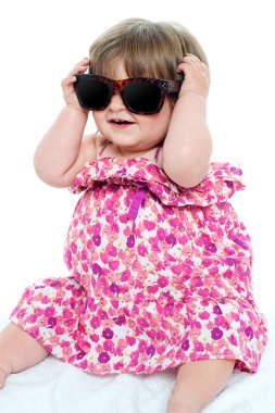 klas shades giyen sevimli küçük bebek