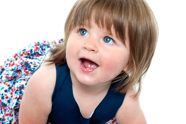 Closeup tiro de loira bonito bebê menina rastejando — Fotografia de Stock