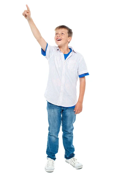 Uroczy młody chłopak wskazujące w kierunku obszaru miejsce — Zdjęcie stockowe