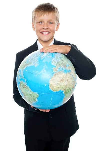 Veselý kluk v obleku drží glóbus s oběma rukama — Stock fotografie