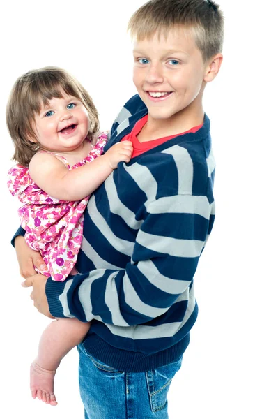 Kärleksfull yngre bror bära hans söta lillasyster för småbarn — Stockfoto