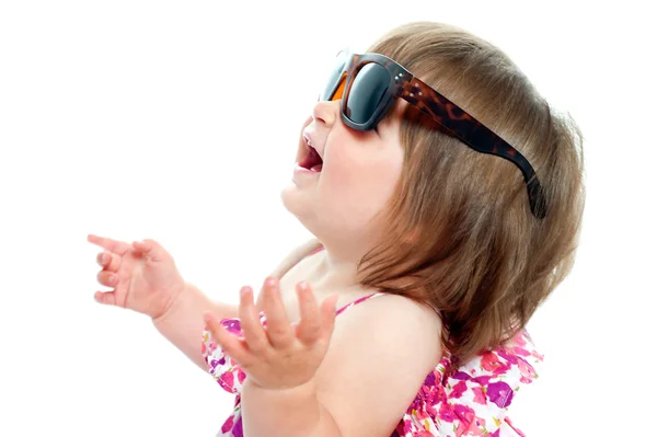 Bebé niña usando gafas de sol de gran tamaño — Foto de Stock