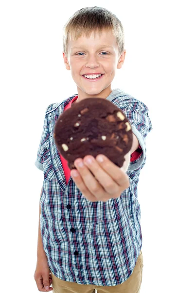 Szczęśliwy mało młody chłopak trzymając choco chip cookie — Zdjęcie stockowe