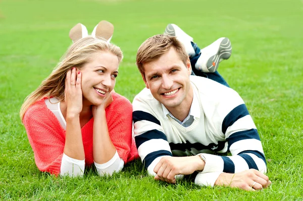 Jeune couple romantique en plein air dans le parc — Photo