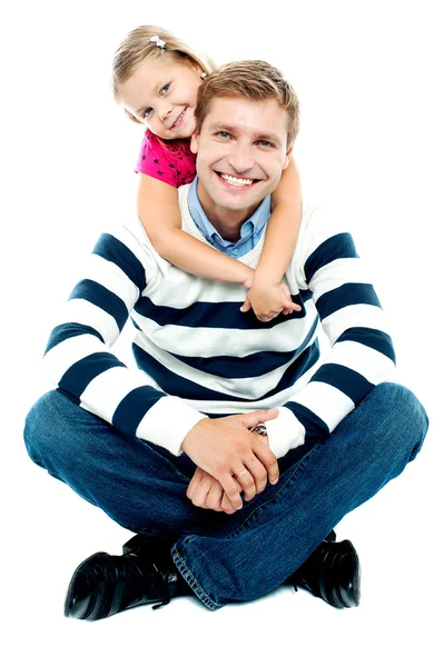 Hija sosteniendo a su padre por detrás — Foto de Stock