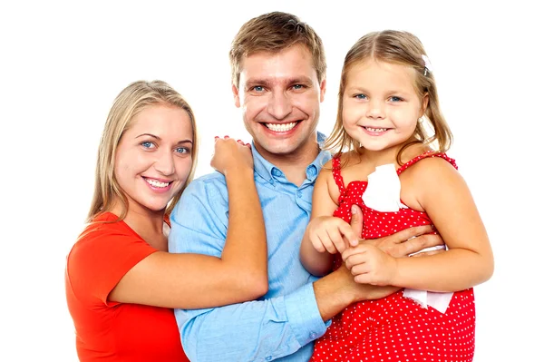 Familia alegre de tres frente a la cámara y sonriendo —  Fotos de Stock