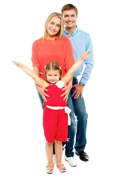 Fröhliche dreiköpfige Familie posiert drinnen — Stockfoto