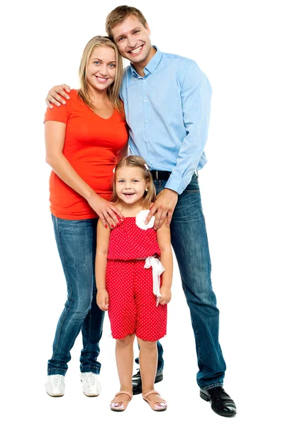 Mamma, pappa och söta dotter poserar i trendiga kläder — Stockfoto