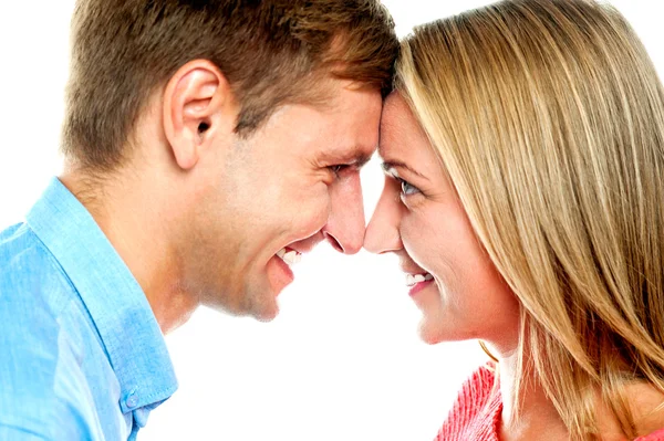 Casal sorridente posando. Tocar nas testas — Fotografia de Stock