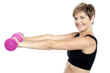 ellerinde dumbbells ile genç güzel kadın