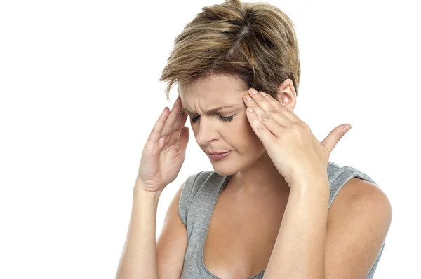 Vrouw met hoofdpijn. houden van haar hoofd — Stockfoto