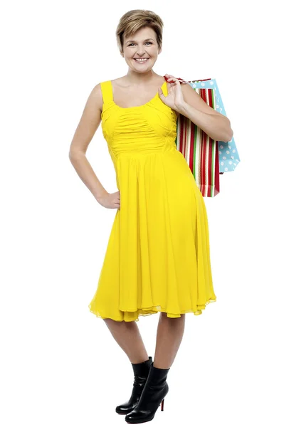 Retrato de una mujer feliz llevando bolsas de compras —  Fotos de Stock