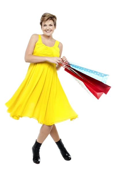 Retrato de una hermosa mujer joven que lleva bolsas de compras — Foto de Stock