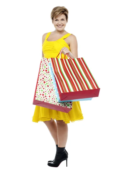 Prachtige modieuze vrouw met shopping tassen — Stockfoto