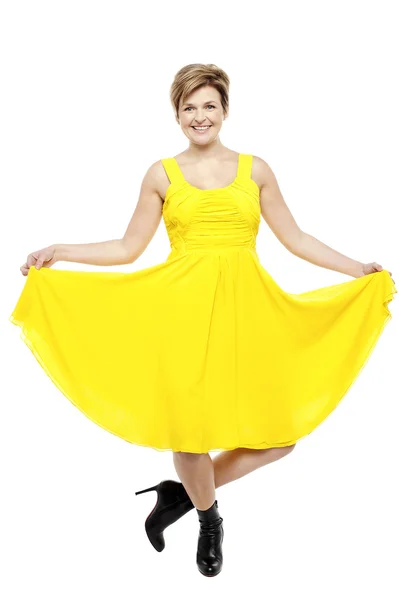 Atractiva hembra sonriente en vestido de verano brillante —  Fotos de Stock
