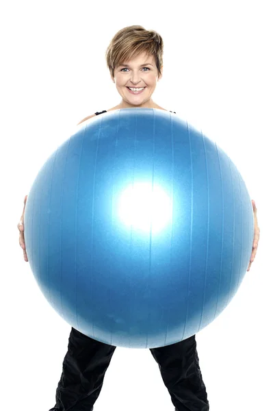 Charmante Frau mit großem blauen Fitnessball — Stockfoto