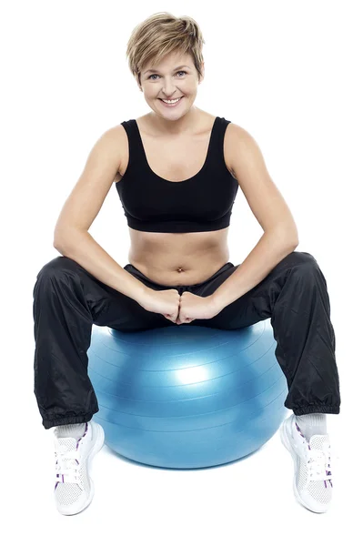 Mujer fitness relajándose en la pelota de ejercicio —  Fotos de Stock
