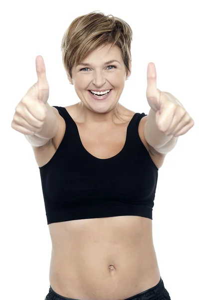 Vzrušený atraktivní fit lady ukazovat dvojí palce — Stock fotografie