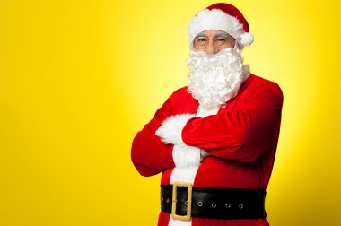 Saint nick güvenle poz sarı arka planı