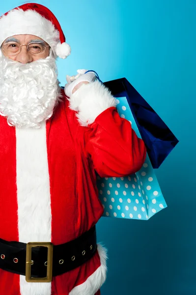 Saint nicholas dragen kleurrijke shopping tassen — Stockfoto