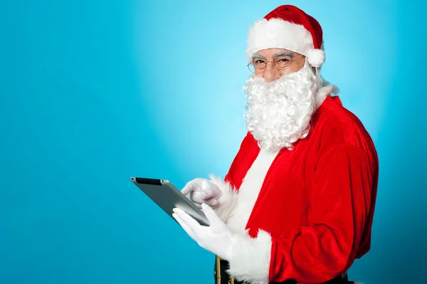 Santa med lanserade nyligen elektroniska tablett enhet — Stockfoto