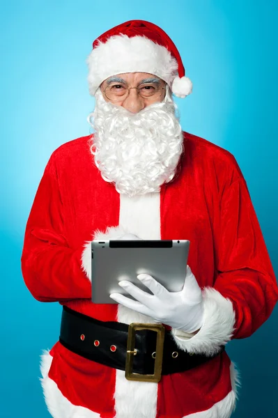 Moderne santa met behulp van digitale touchscreen toestel — Stockfoto