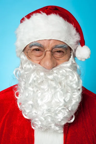 Schnappschuss eines lächelnden Seniors im Weihnachtsmannkostüm — Stockfoto