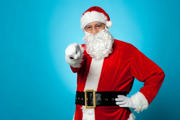 Bonito homem de traje de Pai Natal apontando para você — Fotografia de Stock