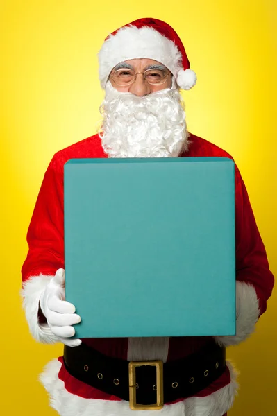 Изолированный улыбающийся Санта держит подарочную коробку — стоковое фото