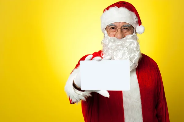 Santa in possesso di cartello bianco vuoto — Foto Stock