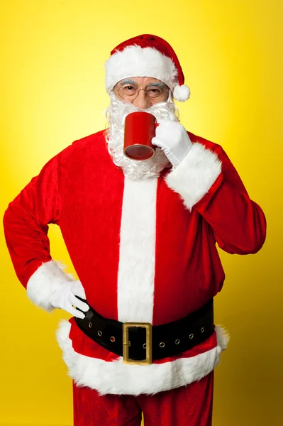 Retrato de um Papai Noel envelhecido tomando café — Fotografia de Stock