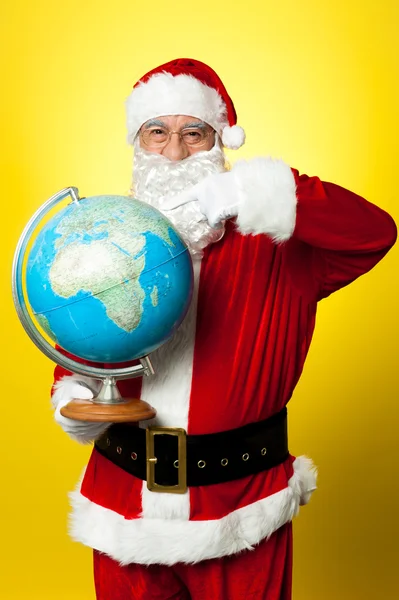Babbo Natale mostra il suo paese sul globo — Foto Stock