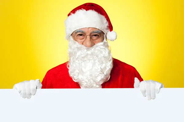 Maschio Babbo Natale in piedi dietro grande insegna bianca annuncio bordo — Foto Stock