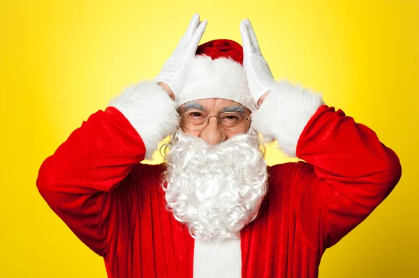 Gestrest santa op tegen zijn tempels te drukken — Stockfoto