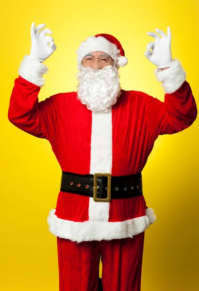 Alter Weihnachtsmann gestikuliert perfektes Zeichen mit beiden Händen — Stockfoto
