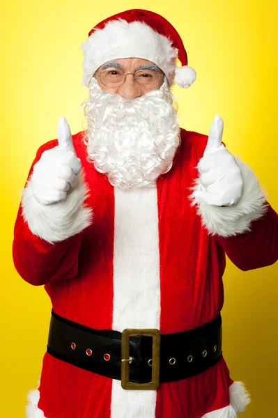 Fröhlicher Mann im Weihnachtsmann-Kostüm zeigt doppelten Daumen nach oben — Stockfoto