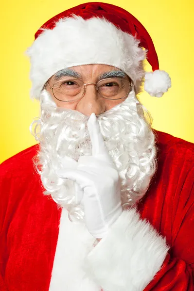 Shh... gealterter Weihnachtsmann, der Schweigen gestikuliert — Stockfoto