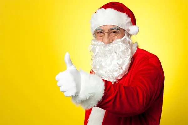 Santa tonen duimschroef opwaarts gebaar naar camera — Stockfoto