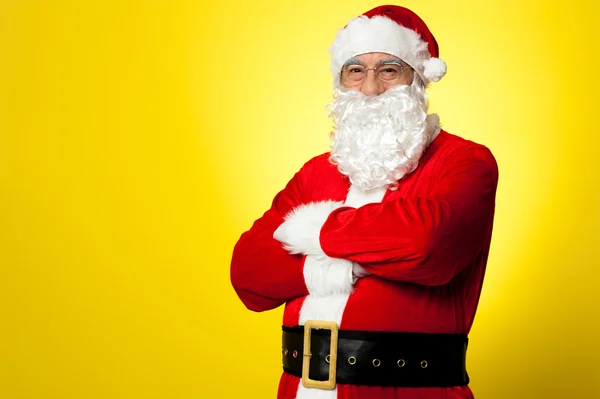 Heiliger Nick posiert selbstbewusst vor gelbem Hintergrund — Stockfoto