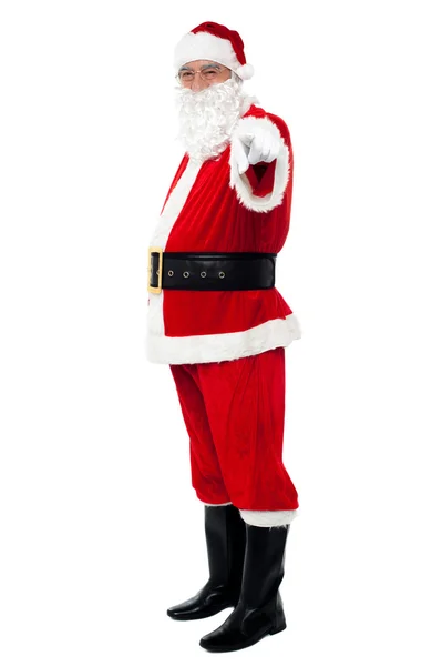 Uomo anziano in costume da Babbo Natale che ti indica — Foto Stock