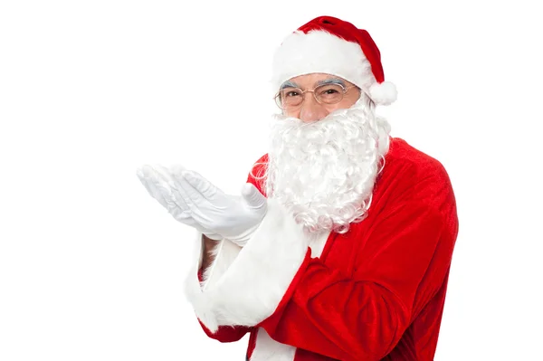 Glücklicher Weihnachtsmann lächelnd mit offenen Handflächen — Stockfoto