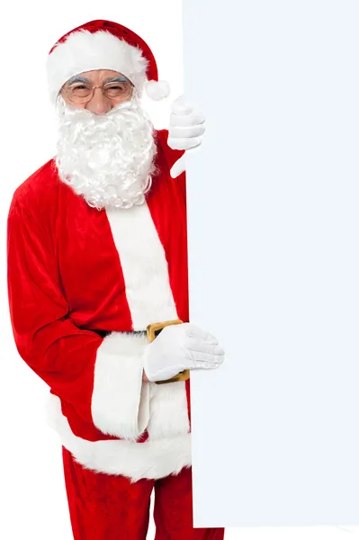 빈 흰색 배너 광고 보드를 들고 세 산타 — 스톡 사진
