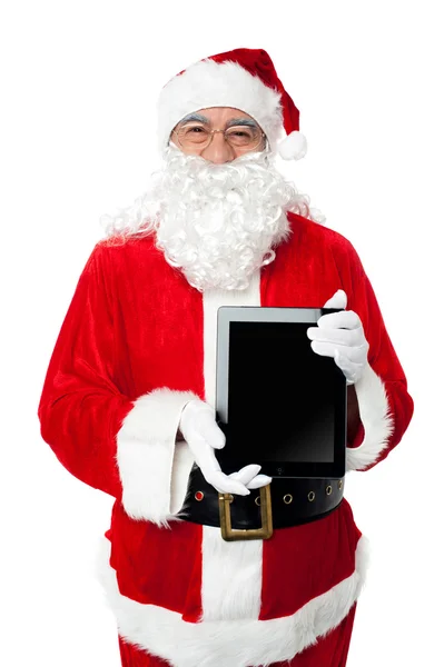 Oude man in santa kostuum poseren met een tablet pc — Stockfoto