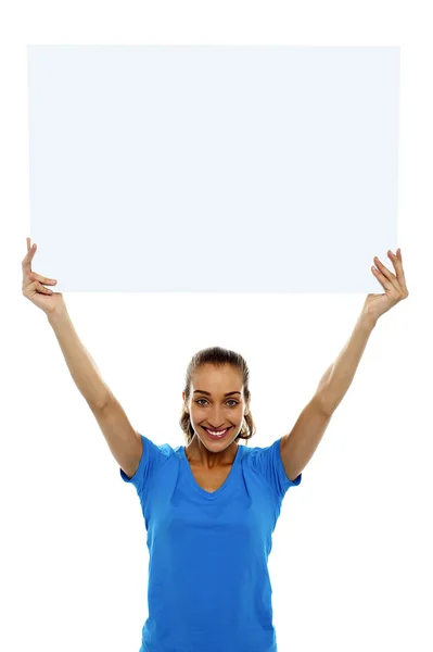 Frau hält weiße Anzeigentafel in die Höhe — Stockfoto
