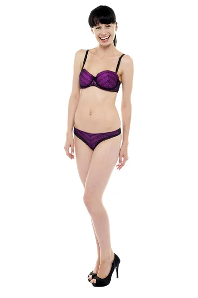フルフレーム紫ランジェリーのセクシーな女性 — ストック写真