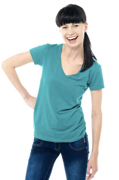 Senhora da moda posando em grande estilo e piscando um sorriso — Fotografia de Stock