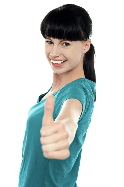 Atraktivní žena ukazuje palec nahoru gesto — Stock fotografie